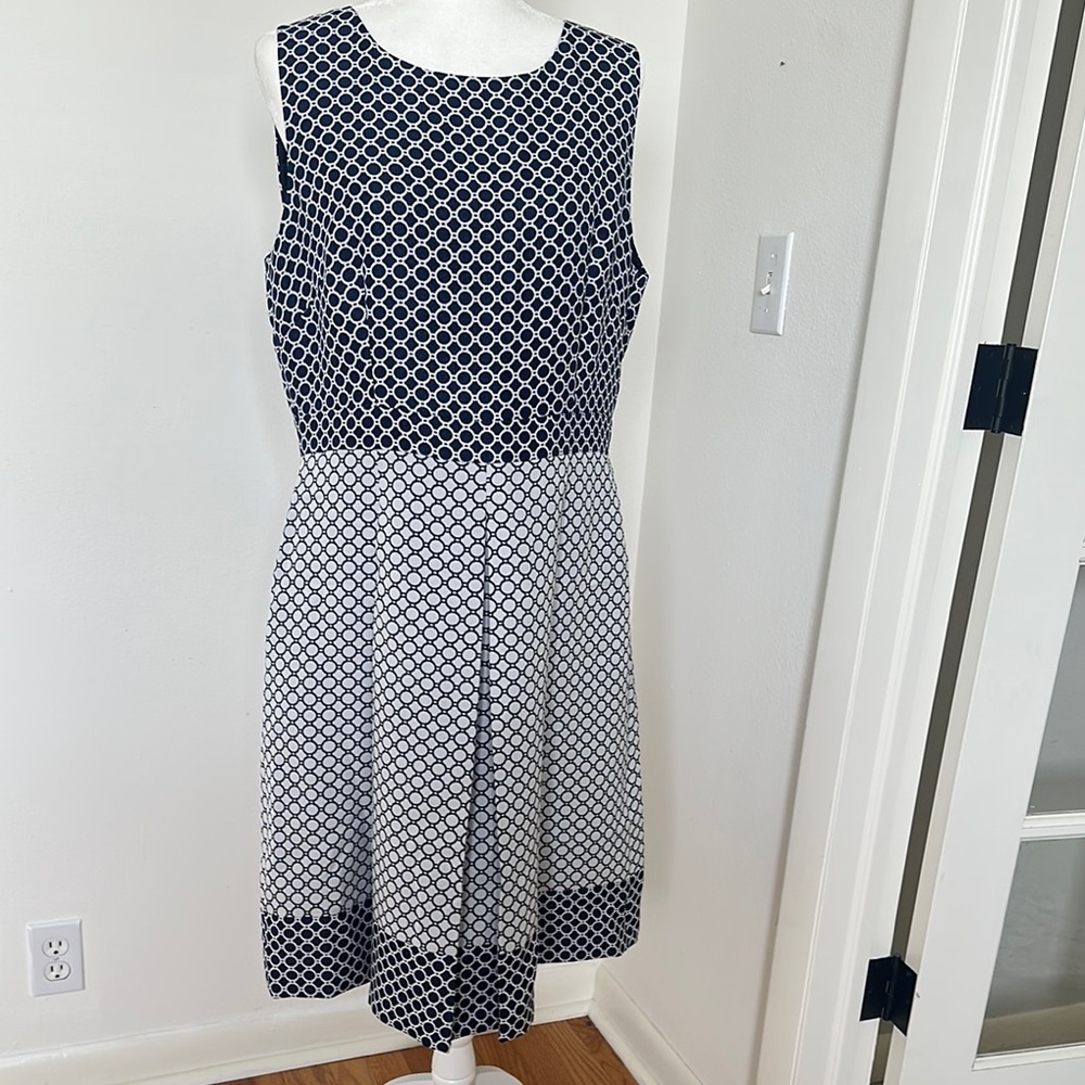 Tahari ASL Elegant Navy and White Sleeveless Dress